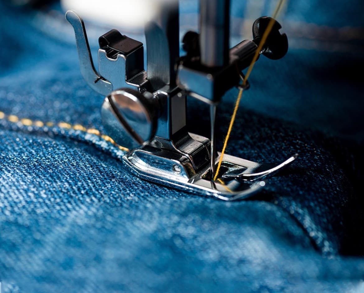 Dettaglio ravvicinato della cucitura impuntura su tessuto denim