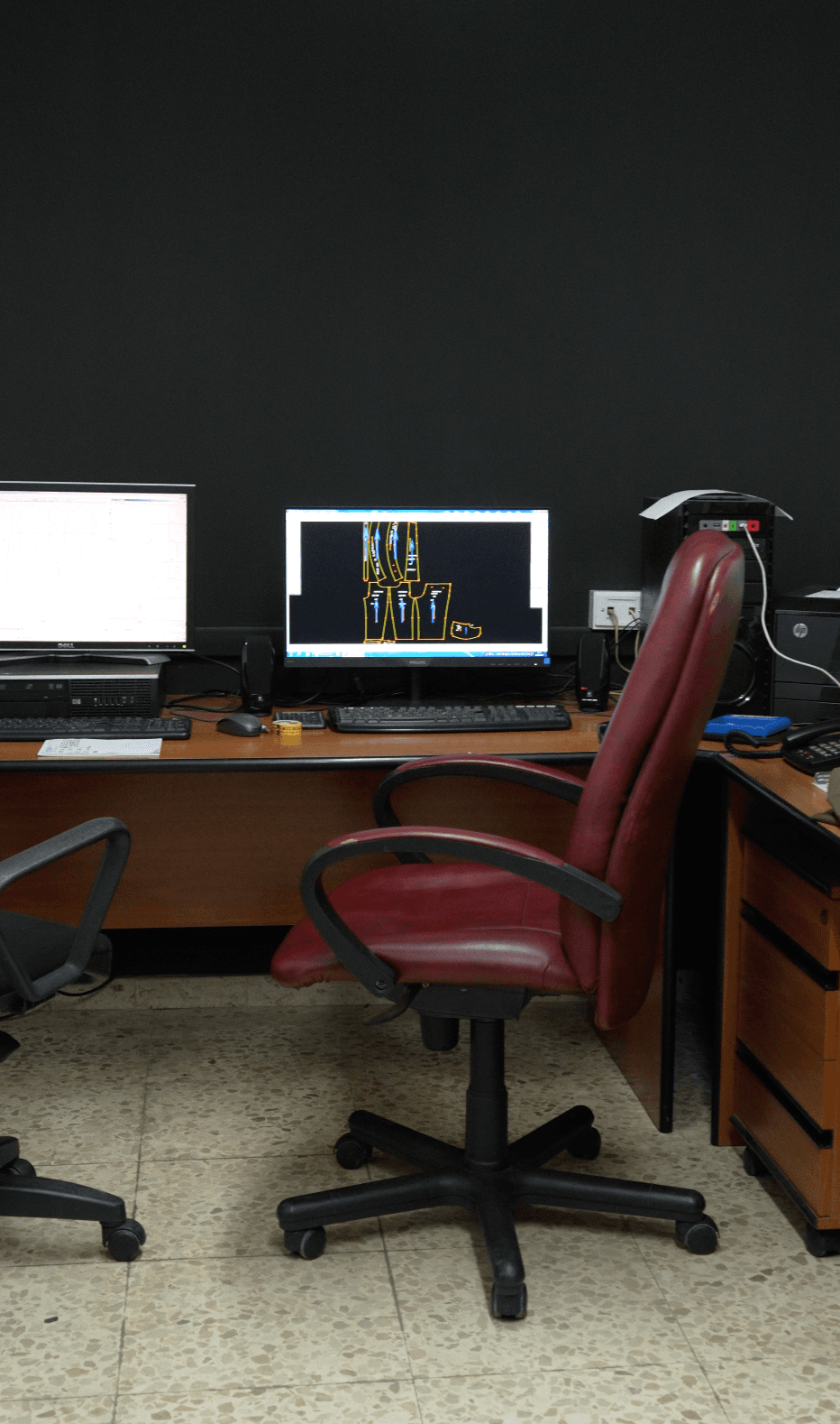 Postazione di modellistica CAD con il cartamodello del capo a schermo